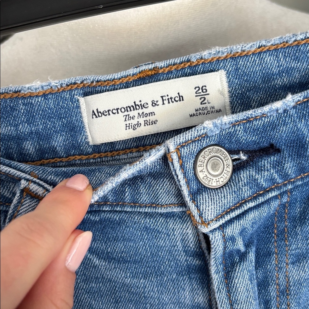 Abercrombie & Fitch The Mom High Rise Jeans - Picture 9 of 10